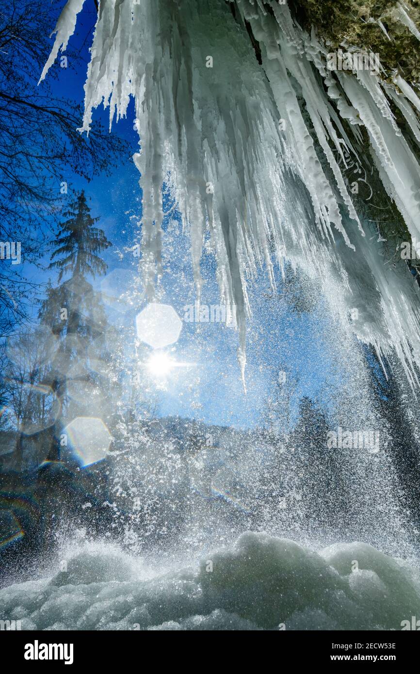 chute d'eau gelée à la rivière fallerbach à proximité de la rivière enns en haute-autriche Banque D'Images