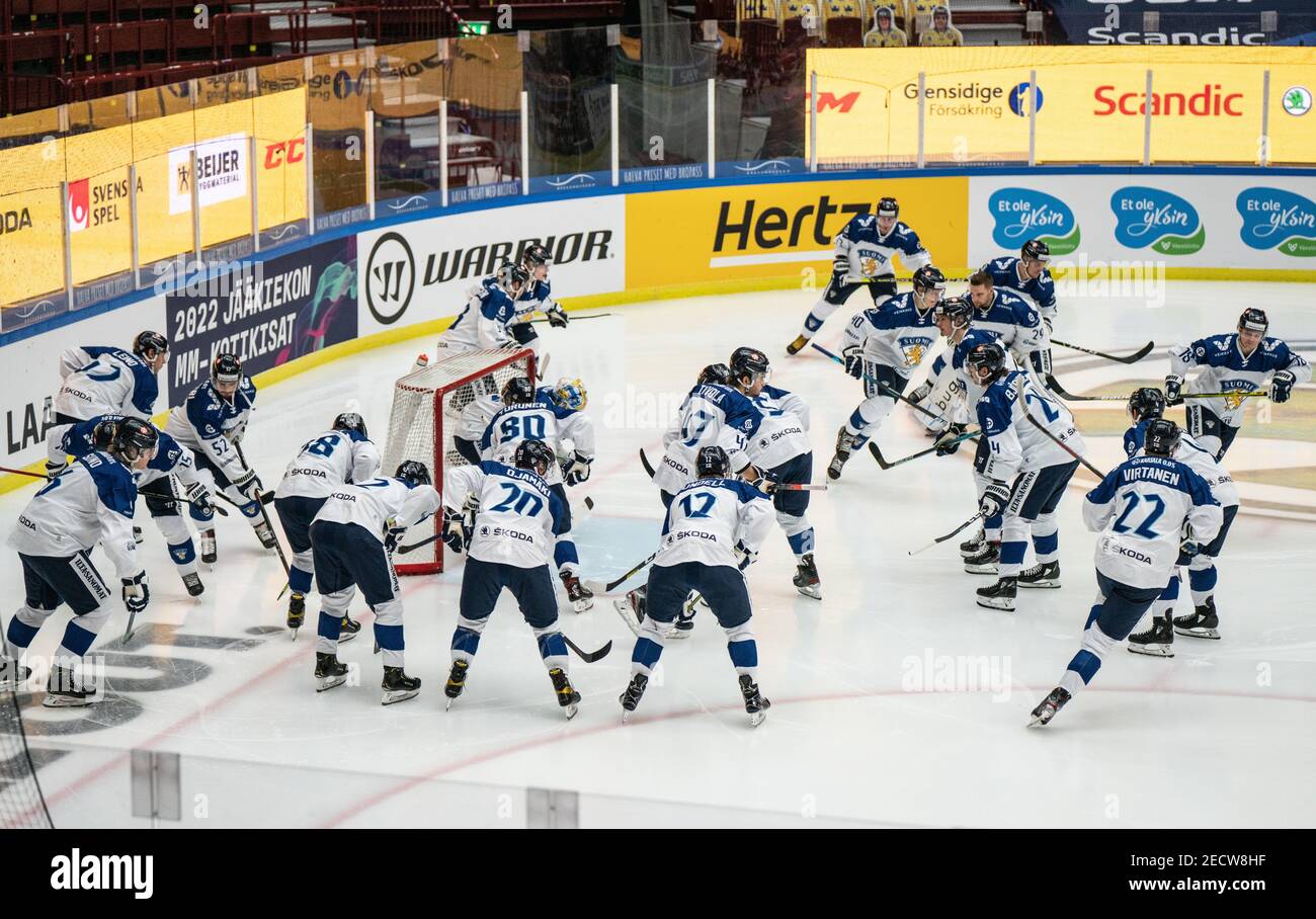 Malmoe, Suède. 13 février 2021. Les joueurs de Finlande se réchauffent avant le match de hockey Beijer 2021 entre la Finlande et la République tchèque à Malmoe Arena à Malmoe. (Crédit photo : Gonzales photo/Alamy Live News Banque D'Images