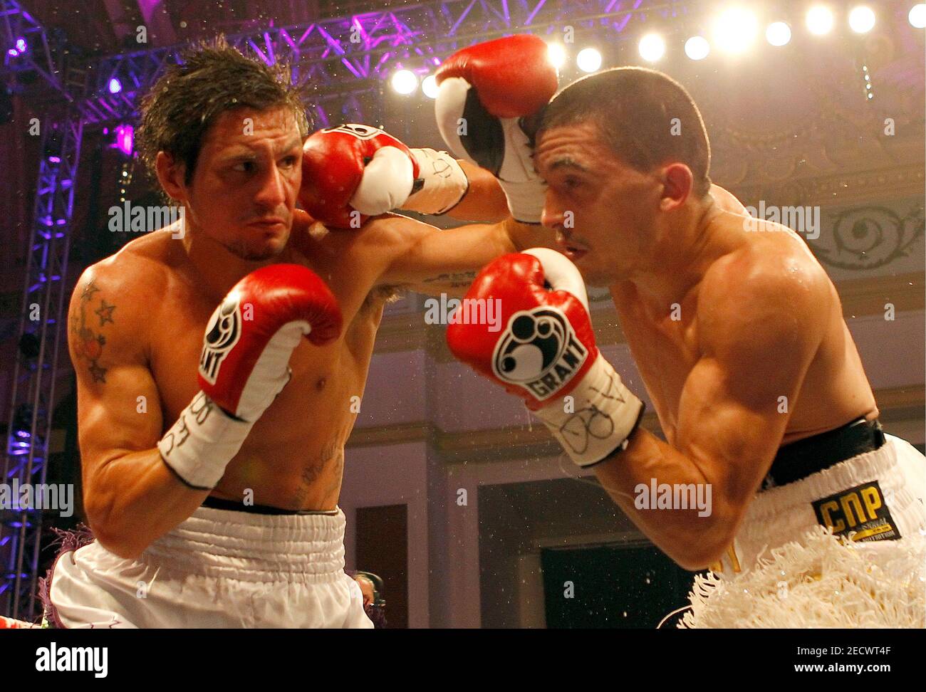 Boxe - Lee Selby v Corey McConnell - Commonwealth Featherweight Title -  Winter Gardens, Blackpool April - 20/4/13 Lee Selby (R) en action contre  Corey McConnell crédit obligatoire: Action Images / Craig Brod Photo Stock  - Alamy