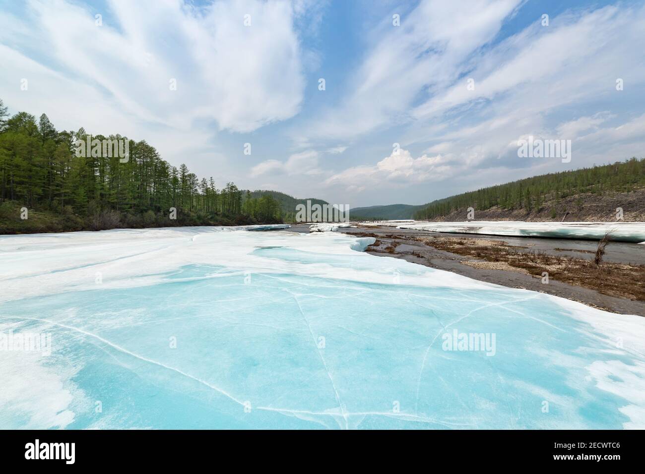 Corps de glace sur la rivière East Neryungri dans le sud de la Iakoutie, en Russie, en juin Banque D'Images