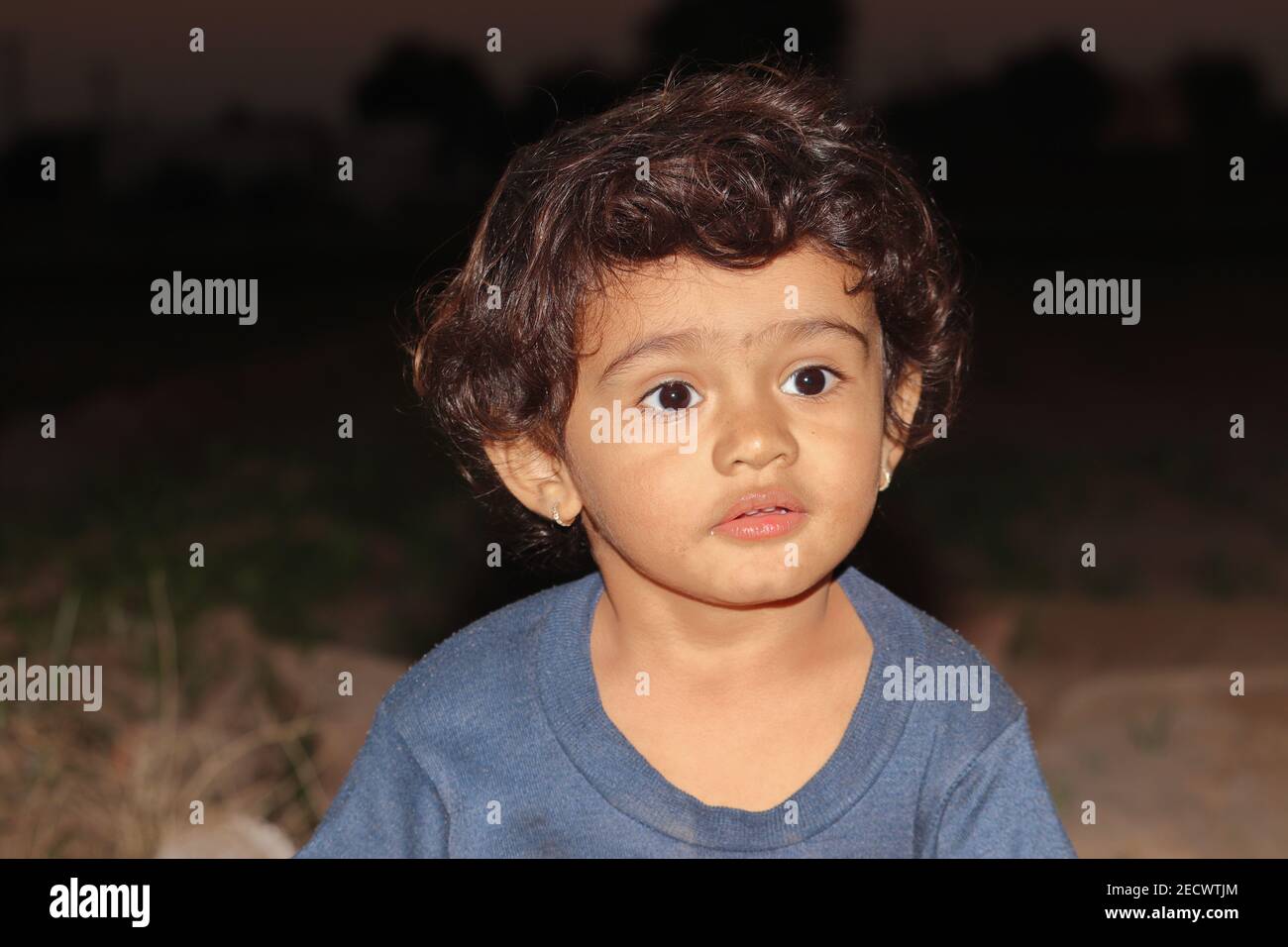 Un portrait de gros plan photo de beau petit garçon hindou jouant dans le jardin au coucher du soleil, inde. petit garçon asiatique dans la nature Banque D'Images