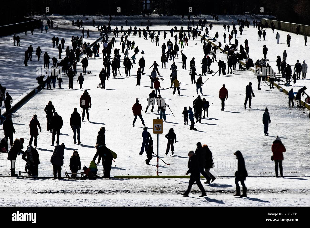 Düsseldorf, Allemagne. 14 février 2021. De nombreuses personnes s'apprécient sur une patinoire gelée au château de Benrath. Crédit : Marcel Kusch/dpa/Alay Live News Banque D'Images