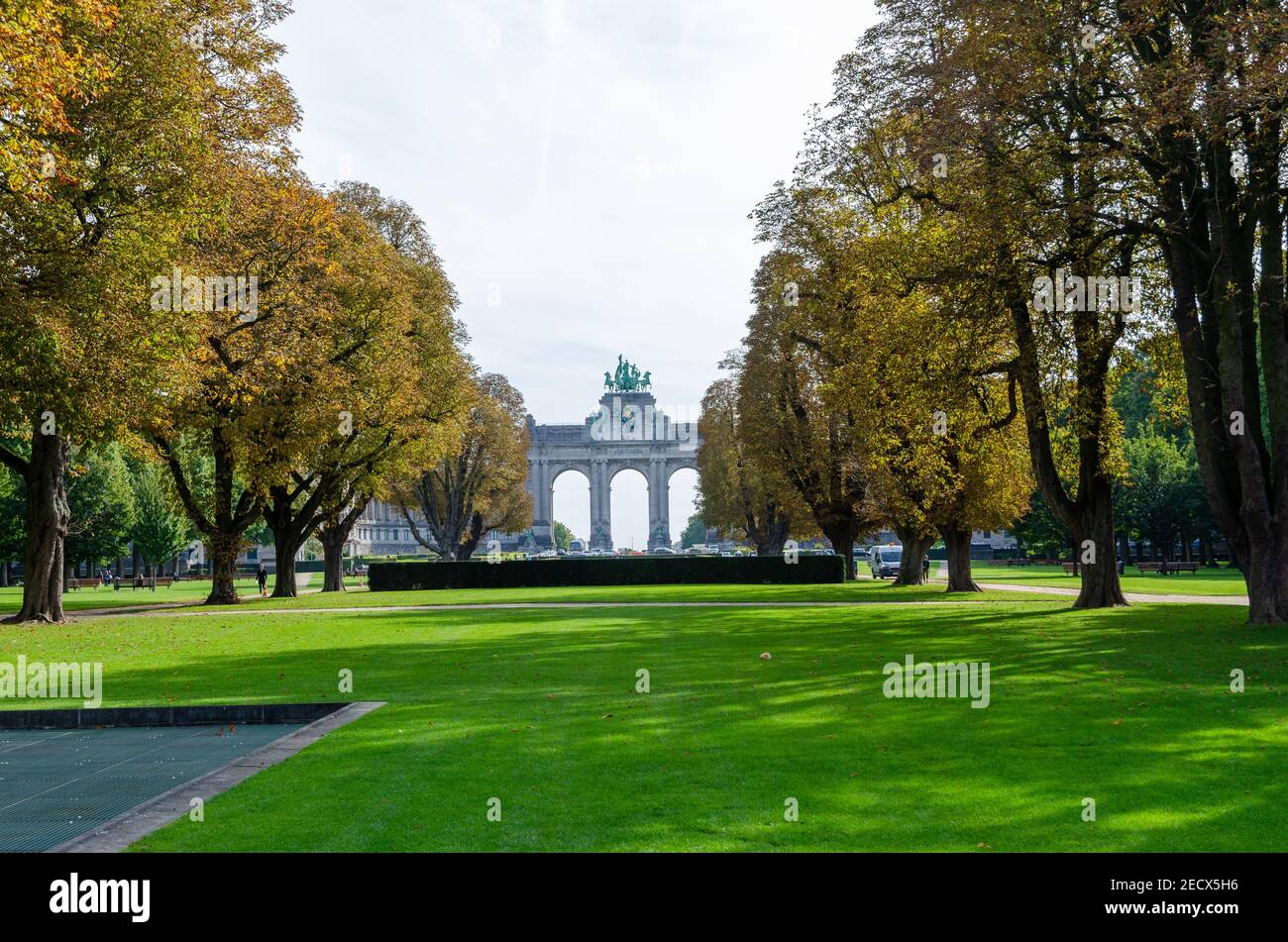 Le Parc du Cinquantenaire 'Parc du cinquantième anniversaire' ou Jubelpark, un grand parc public avec l'Arc de Triomphe à Bruxelles, Belgique. Banque D'Images