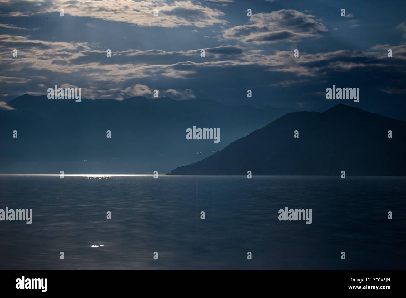 Clair de lune sur la mer Adriatique, l'île de Prvić. La baie de Baska. L'île de Krk. La Croatie. L'Europe. Banque D'Images