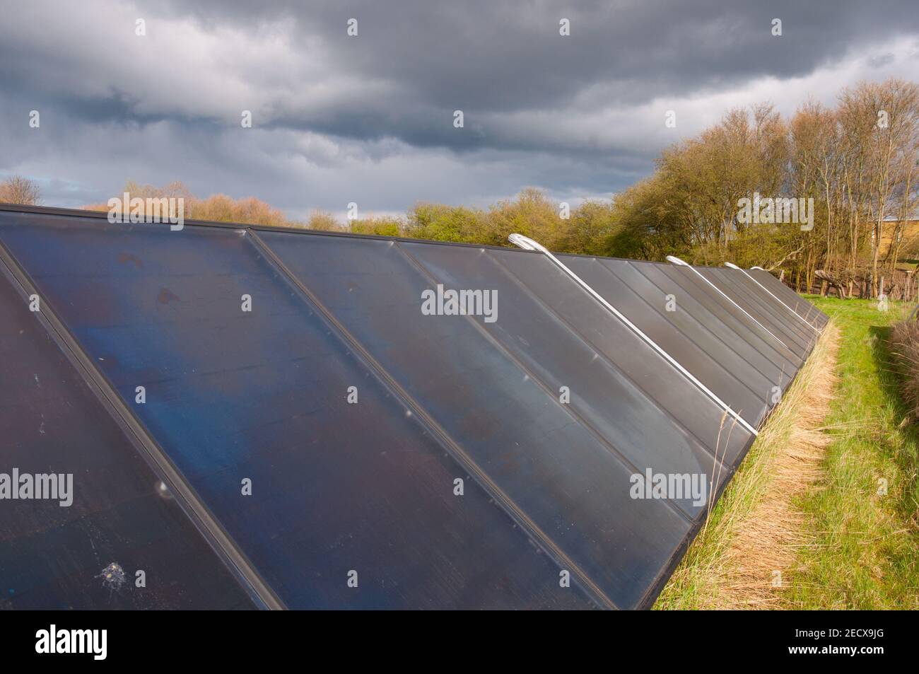 Panneaux solaires sur un champ près d'une centrale électrique dans Danemark Banque D'Images
