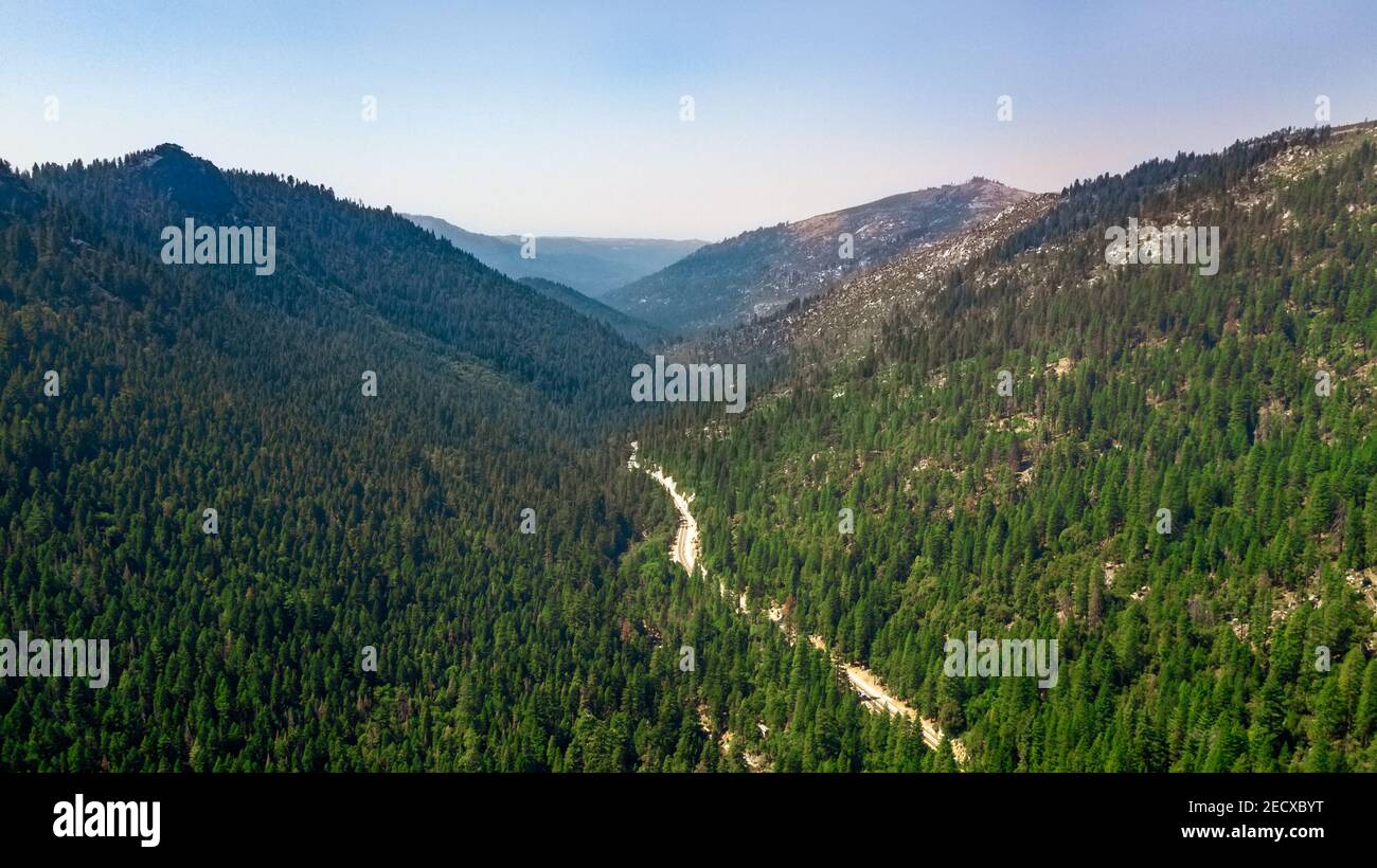 Vue sur la forêt nationale d'Eldorado et sa vallée Avec la route traversant le bois en amont en direction du lac Tahoe Banque D'Images