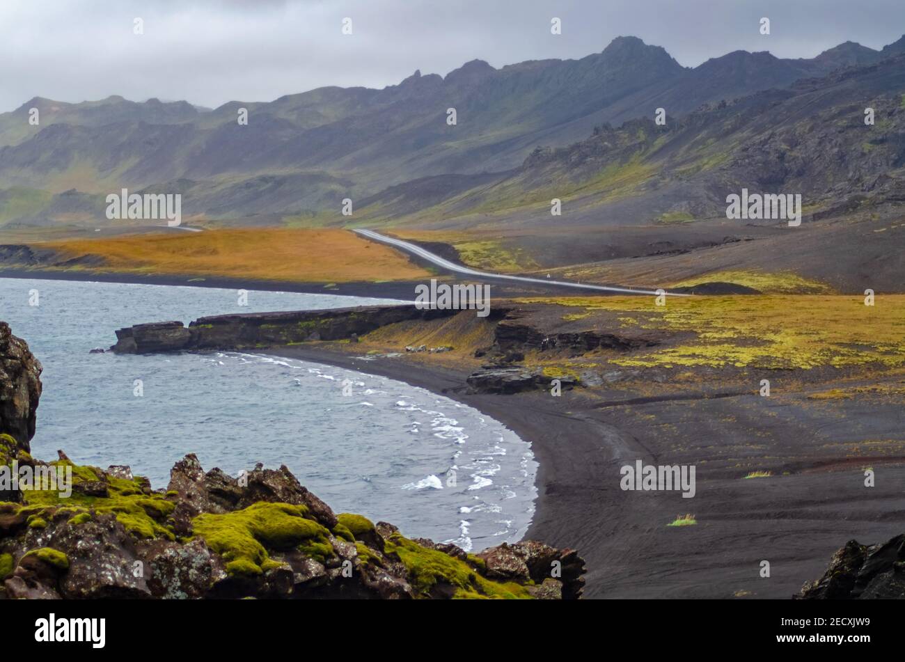 Paysage naturel islandais avec une route à côté d'un lac En Islande du Sud Banque D'Images
