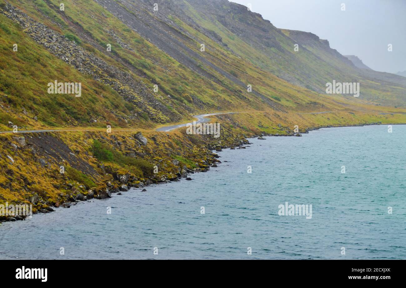 Paysage naturel islandais avec une route à côté d'un lac Banque D'Images