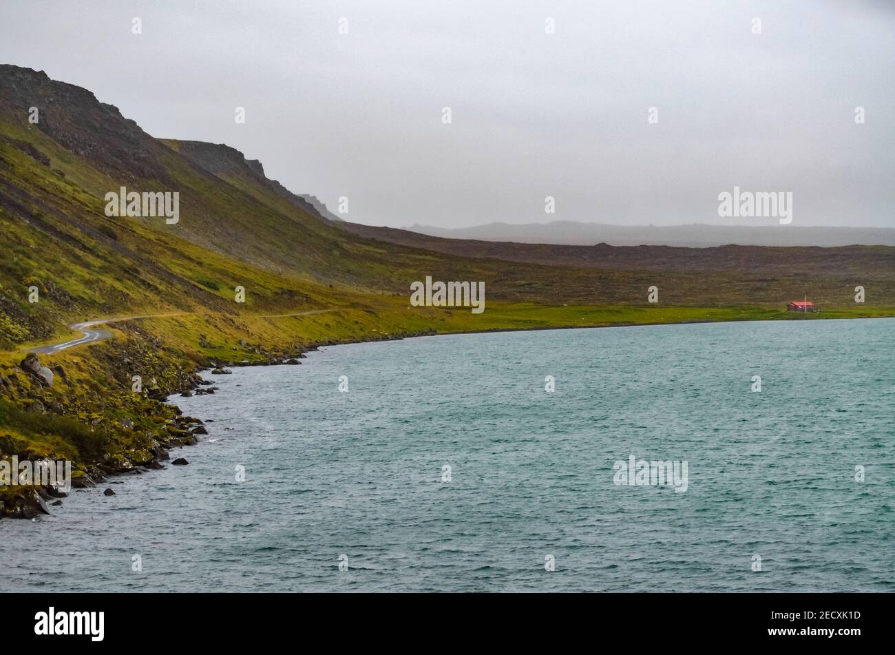 Paysage naturel islandais avec une route à côté d'un lac Banque D'Images