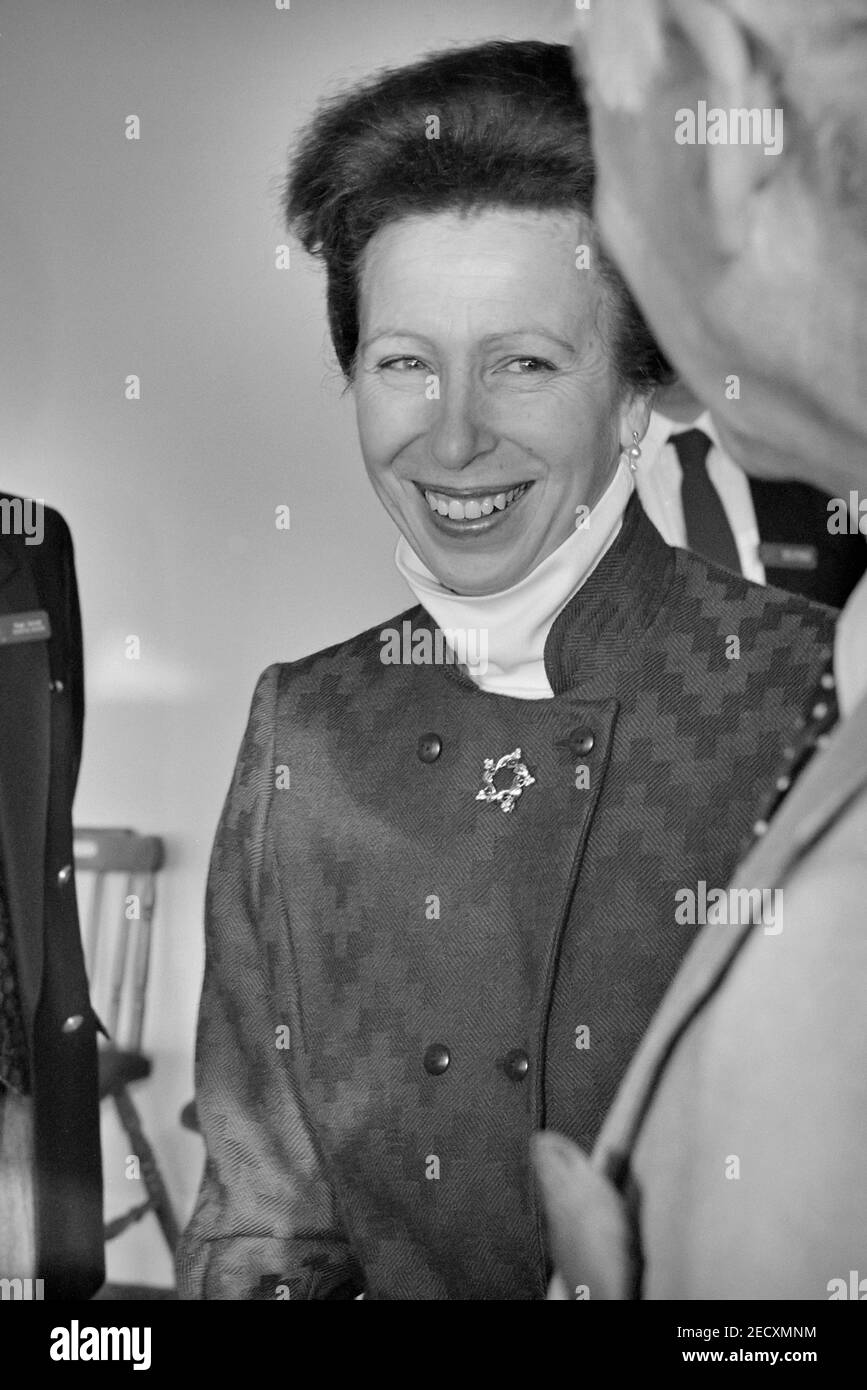 Un sourire à son Altesse Royale la princesse Royale, la princesse Anne, visite le complexe sportif Horntye Park à Hastings, dans l'est du Sussex, en Angleterre, au Royaume-Uni. 17 novembre 2000 Banque D'Images
