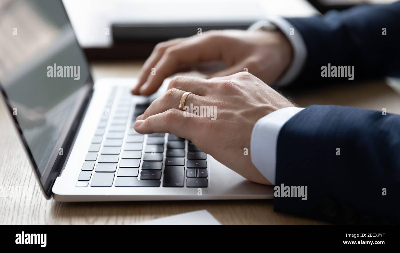 Gros plan sur un PC portable moderne Banque D'Images