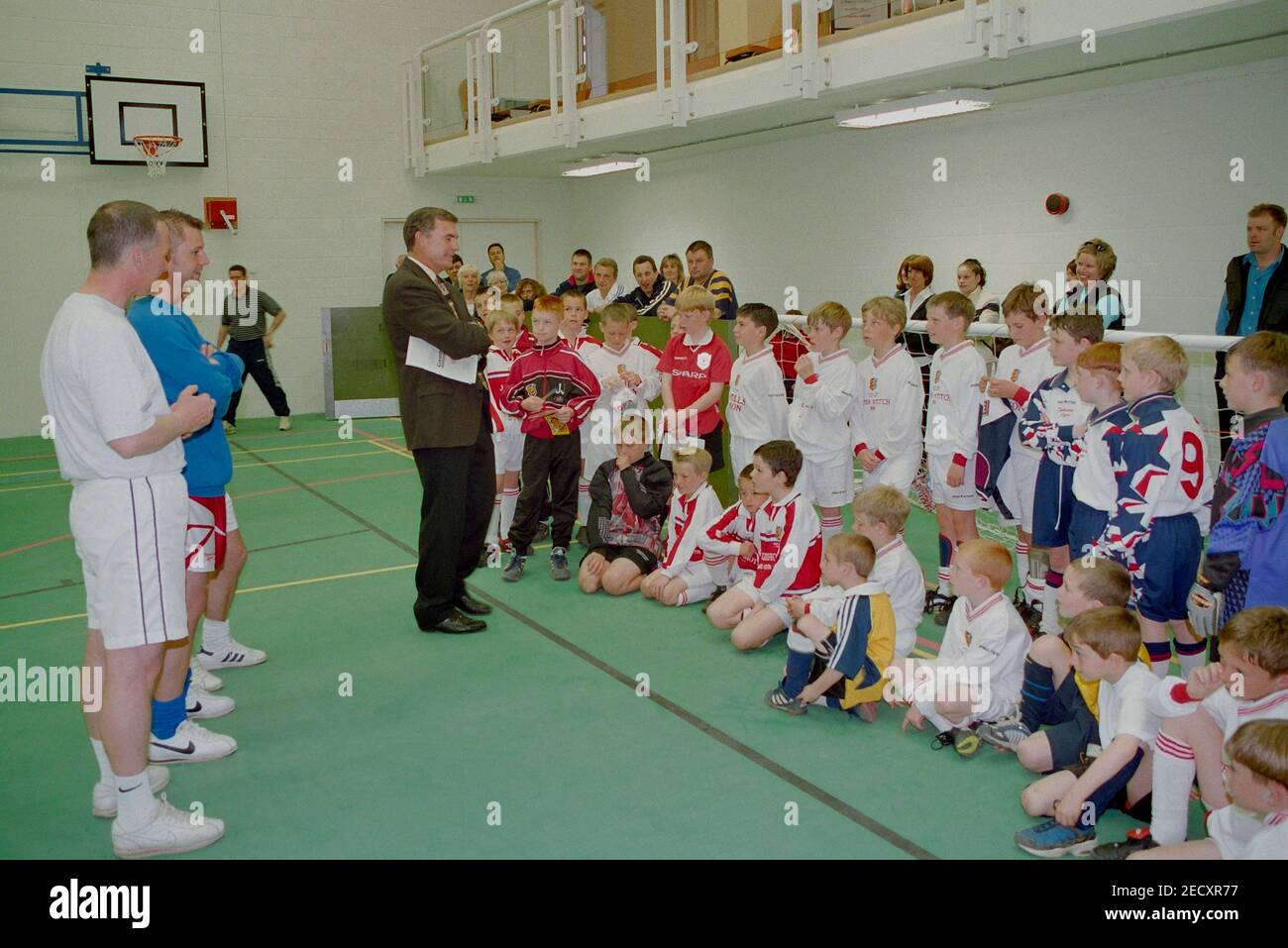 L'ex-footballeur Trevor Brooking, en tant que président de Sport England, ouvre officiellement le complexe sportif Horntye Park, Hastings, East Sussex, Angleterre, Royaume-Uni. 25 avril 2000 Banque D'Images