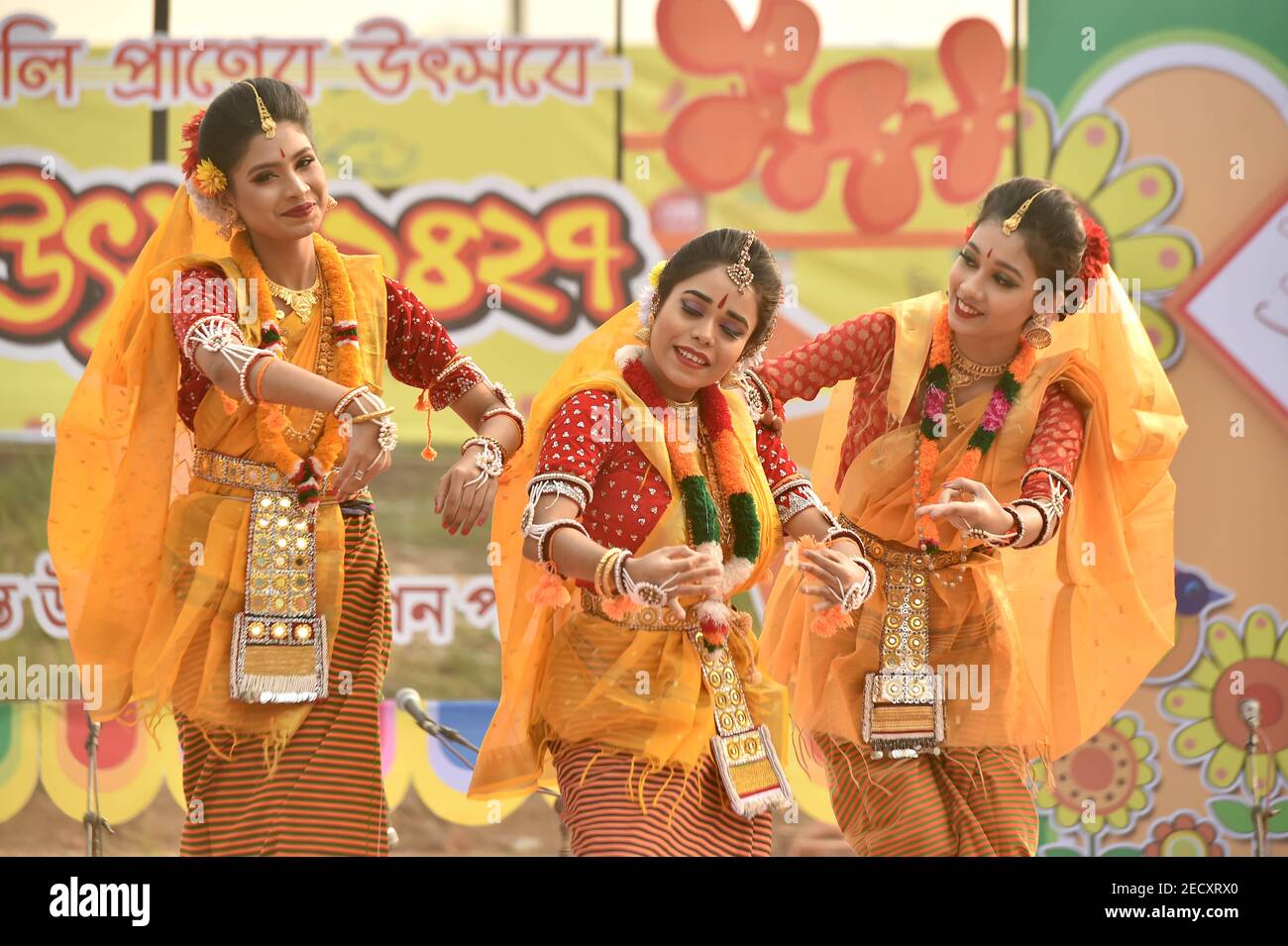 Dhaka. 14 février 2021. Les gens célèbrent Pohela Falgun, le premier jour du printemps du mois Bengali Falgun, et la Saint-Valentin à Dhaka, au Bangladesh, le 14 février 2021. Credit: Xinhua/Alay Live News Banque D'Images