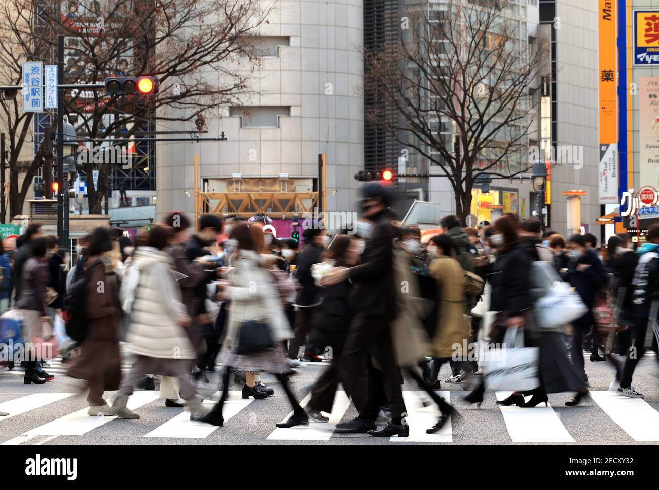 Tokyo, Japon. 14 février 2021. Les gens traversent une route dans le quartier de la mode de Tokyo Shibuya le dimanche 14 février 2021. Le 14 février, 371 personnes ont été infectées par le nouveau coronavirus à Tokyo. Credit: Yoshio Tsunoda/AFLO/Alay Live News Banque D'Images