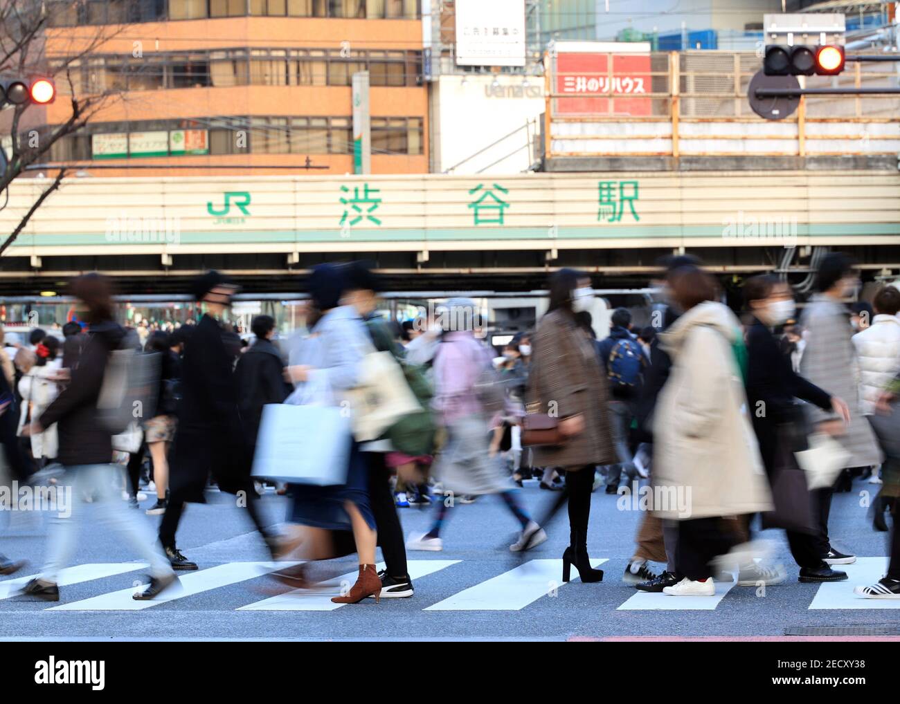 Tokyo, Japon. 14 février 2021. Les gens traversent une route dans le quartier de la mode de Tokyo Shibuya le dimanche 14 février 2021. Le 14 février, 371 personnes ont été infectées par le nouveau coronavirus à Tokyo. Credit: Yoshio Tsunoda/AFLO/Alay Live News Banque D'Images