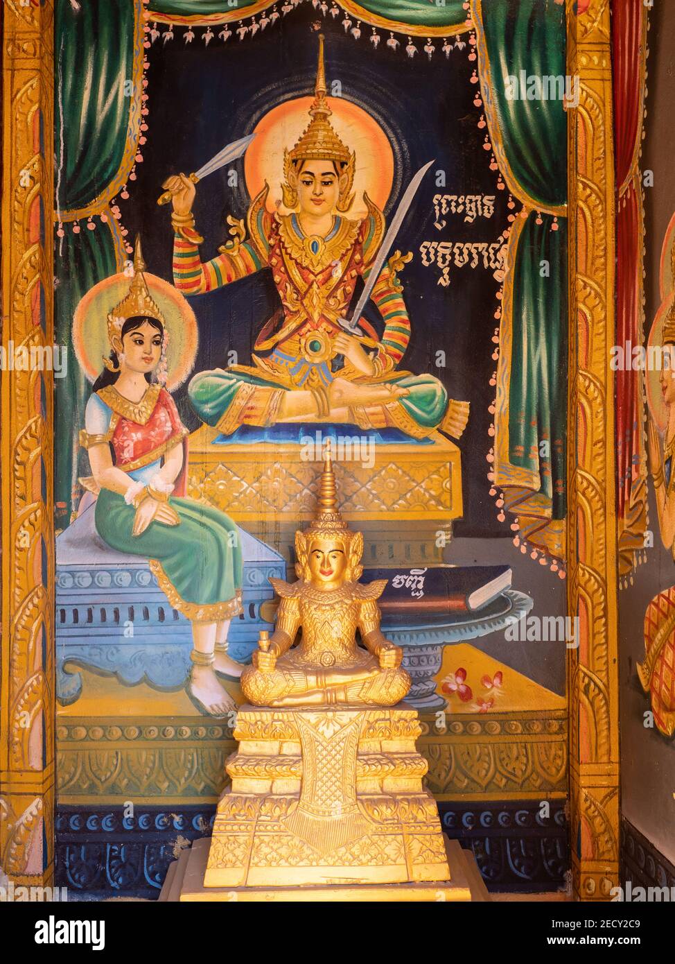 Image de Bouddha et décorations murales à Wat Kean Kliang, un temple bouddhiste à Phnom Penh, Cambodge, situé entre le Tonle SAP et le Mékong. Banque D'Images