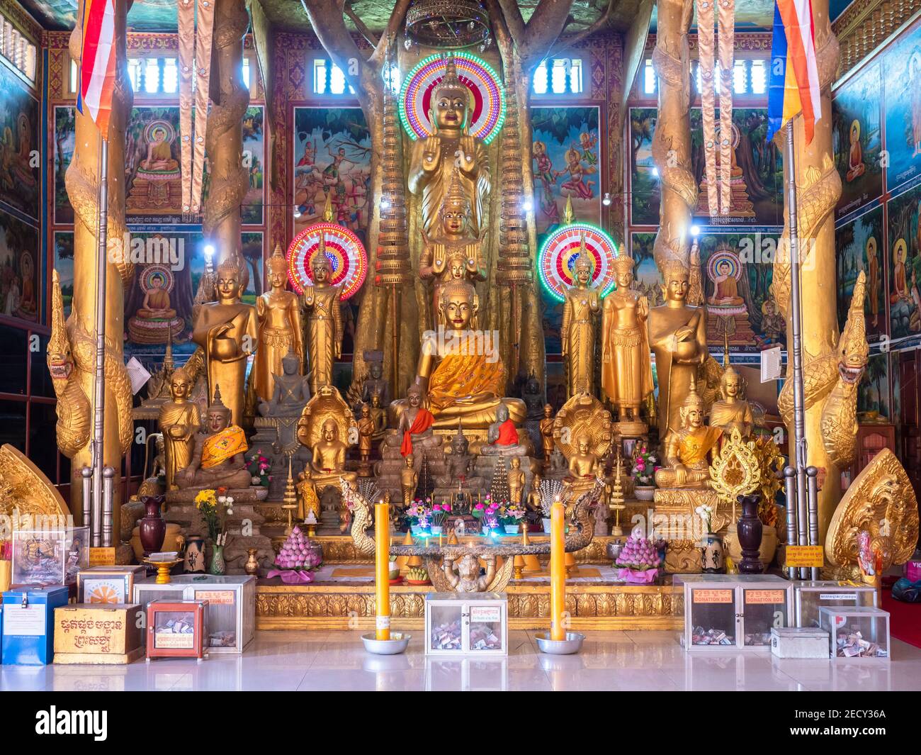 Des images de Bouddha d'or et des décorations murales au Wat Kean Kliang, un temple bouddhiste à Phnom Penh, au Cambodge, situé entre le Tonle SAP et la rive du Mékong Banque D'Images