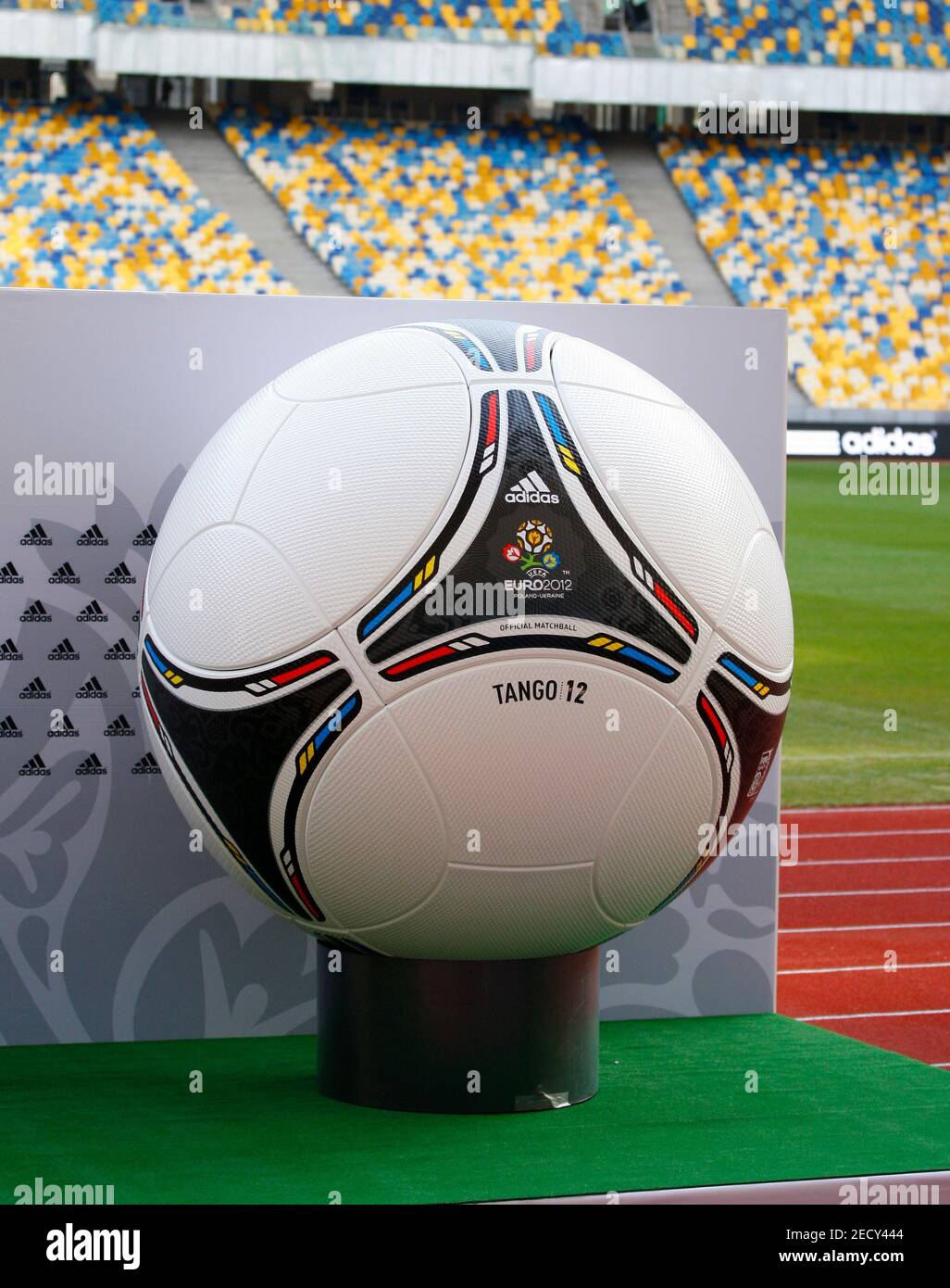 Football - UEFA Euro 2012 Draw - Kiev - Ukraine - 2/12/11 vue générale de  la nouvelle balle de match Adidas Tango 12 crédit obligatoire: Action  Images / Paul Harding Photo Stock - Alamy