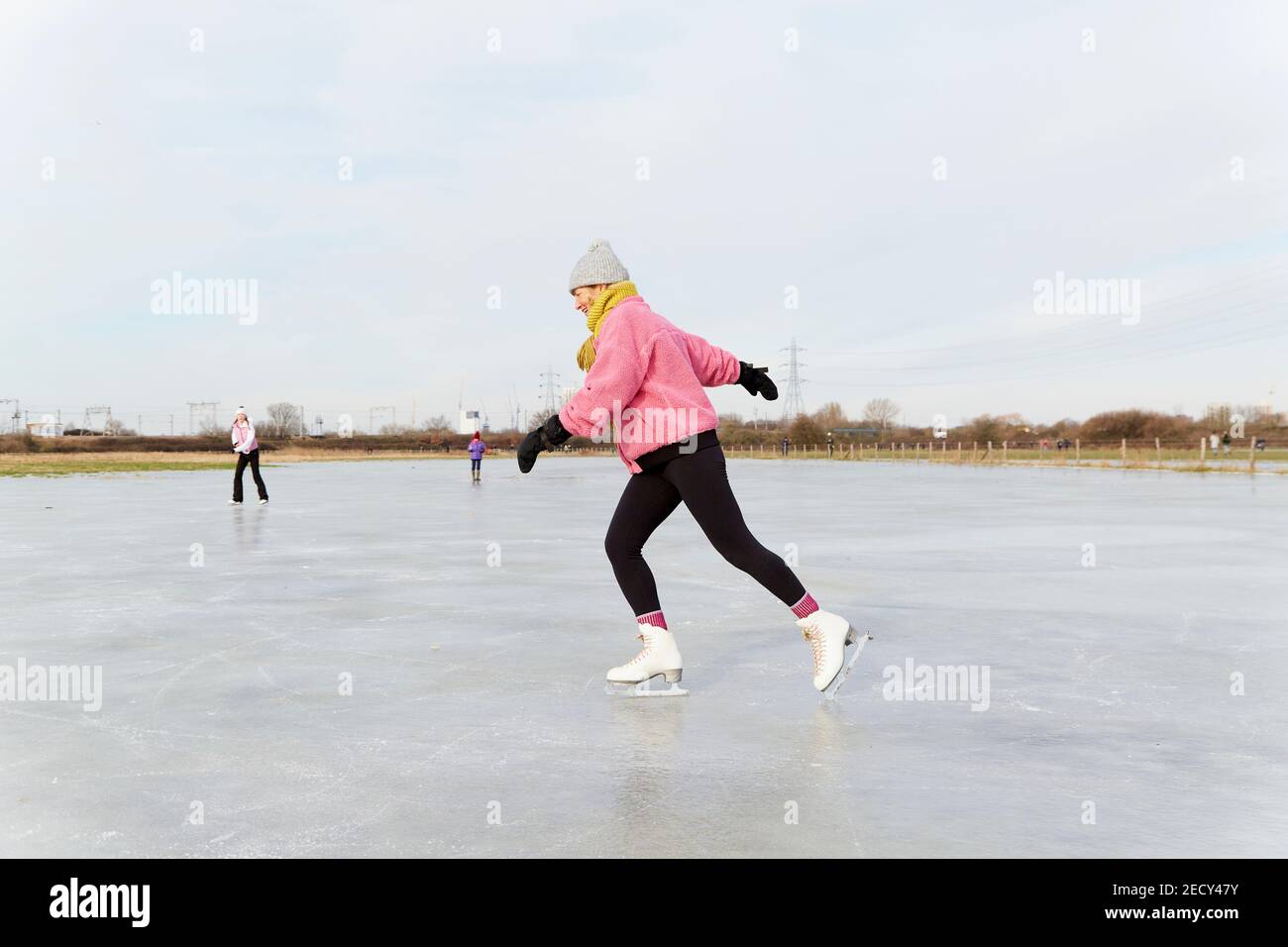 Patinage sur glace sur les marais surgelés Walthamstow dans l'est de Londres Banque D'Images