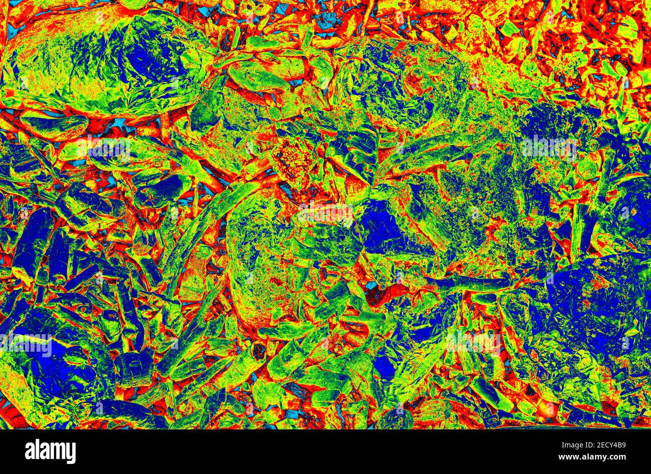 Arrière-plan numérique abstrait - substances bleu néon, vert et jaune mélangées chaotiquement en rouge Banque D'Images