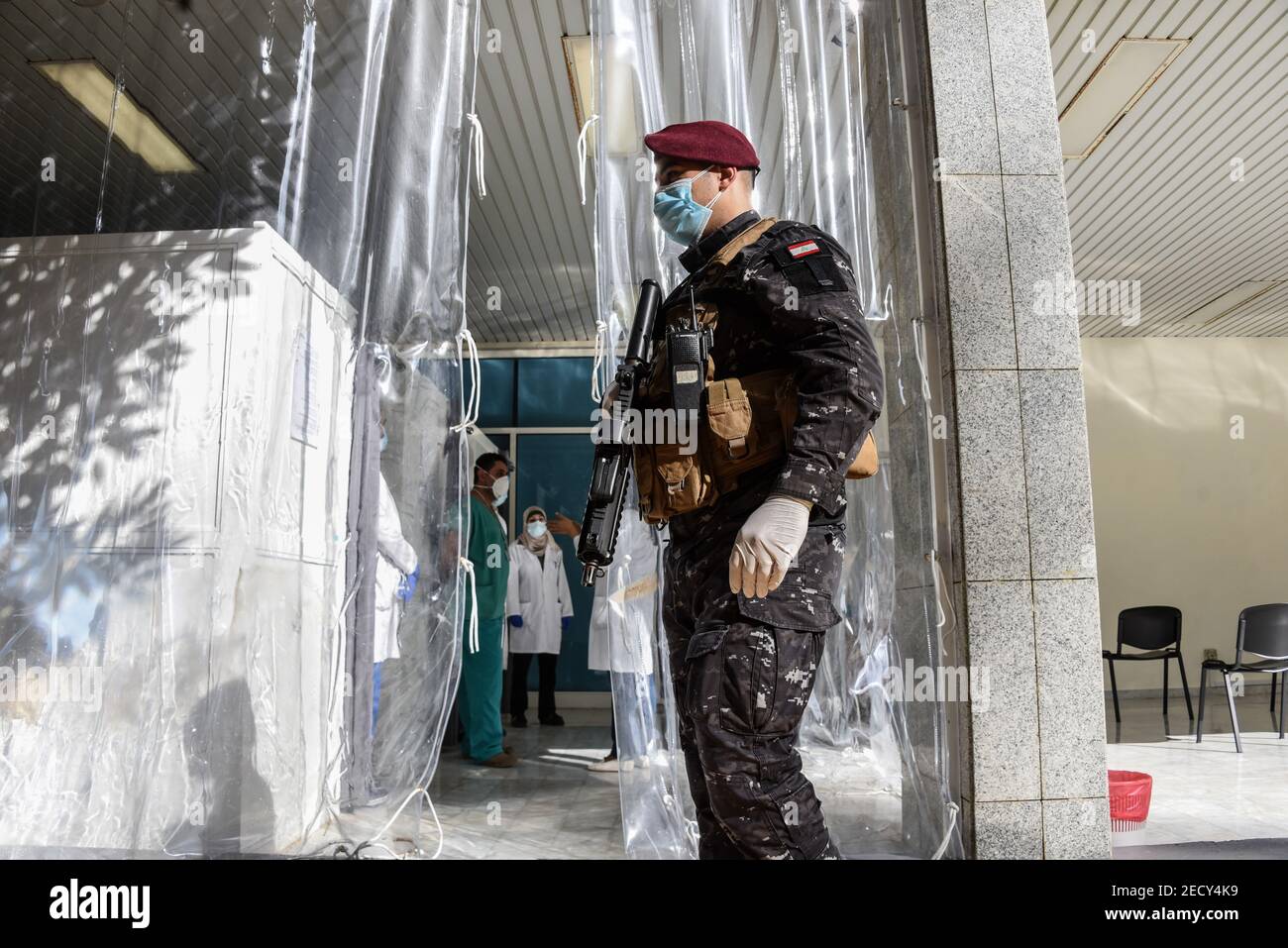 Beyrouth, Liban, 14 février 2021. Un garde armé à l'entrée du centre de vaccination de l'hôpital universitaire de Rafik Hariri alors que le Liban commence son programme de vaccination Covid-19 en vaccinant le personnel médical le jour de la Saint-Valentin. Elizabeth FITT crédit: Elizabeth FITT/Alay Live News Banque D'Images