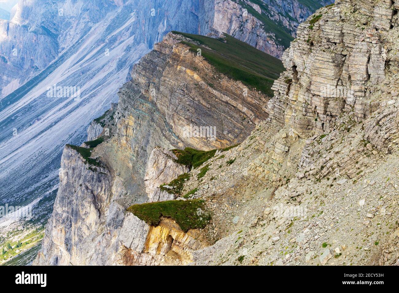 Stratifications de roches sédimentaires près de la montagne Seceda. Les Dolomites de Gardena. Alpes italiennes. Banque D'Images
