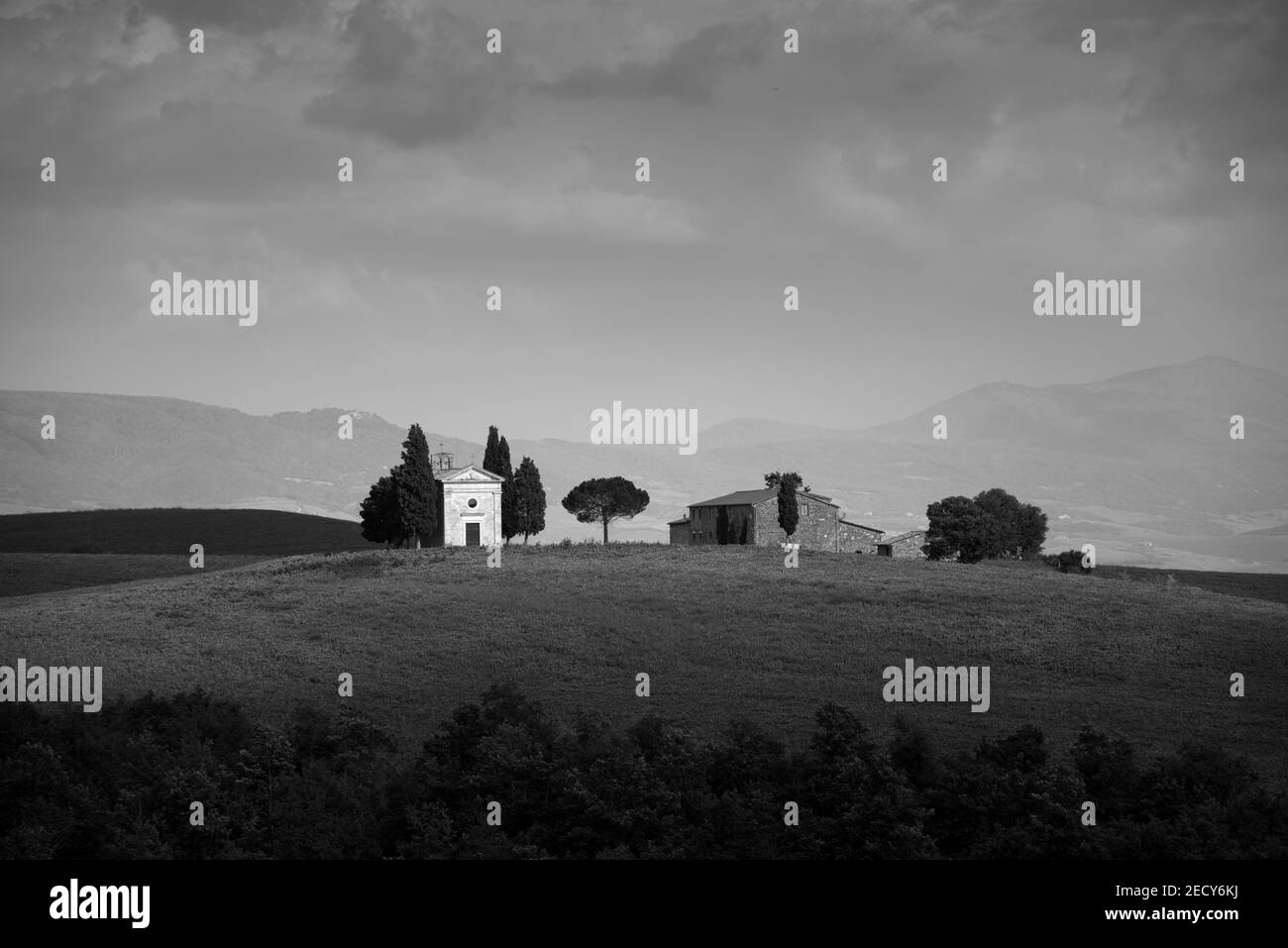 La chapelle de Madonna di Vitaleta, un bâtiment emblématique dans la campagne de San Quirico d'Orcia, dans la province de Sienne, en Italie Banque D'Images