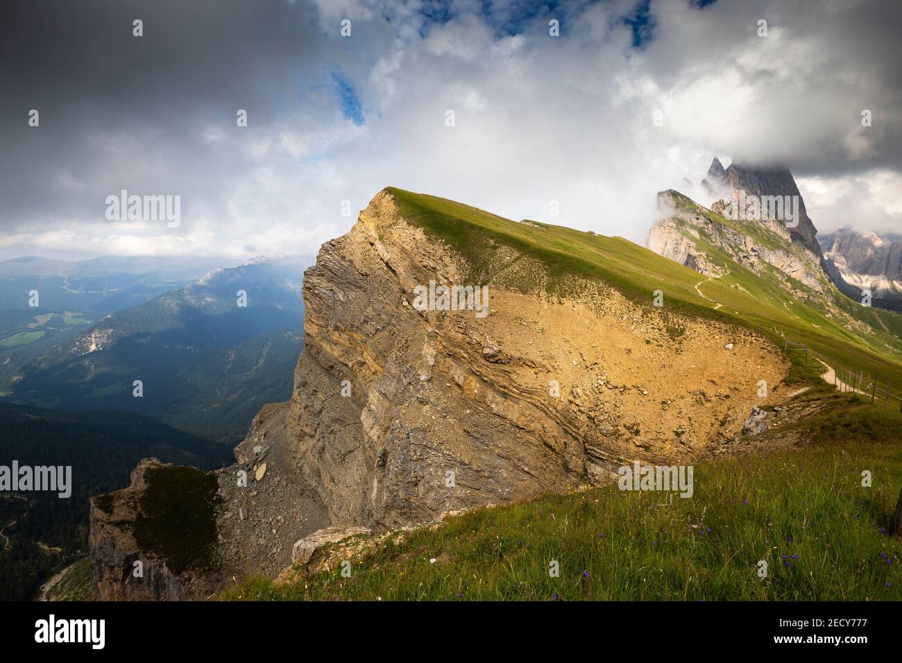 Stratifications de roches sédimentaires près de la montagne Seceda. Les Dolomites de Gardena. Alpes italiennes. Banque D'Images
