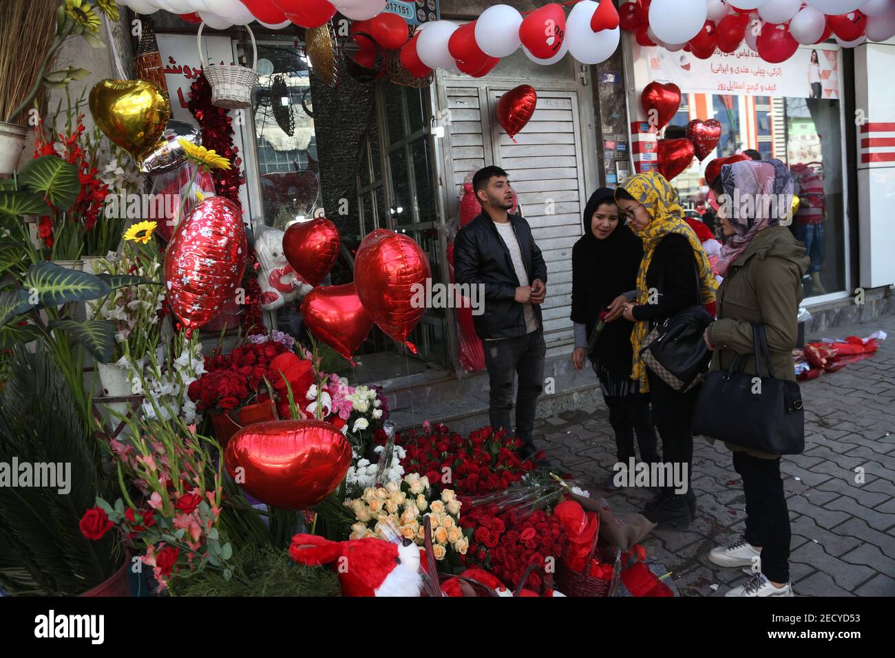 (210214) -- KABOUL, 14 février 2021 (Xinhua) -- les filles achètent des fleurs le jour de la Saint-Valentin à Kaboul, capitale de l'Afghanistan, 14 février 2021. (Xinhua/Rahmatullah Alizadah) Banque D'Images