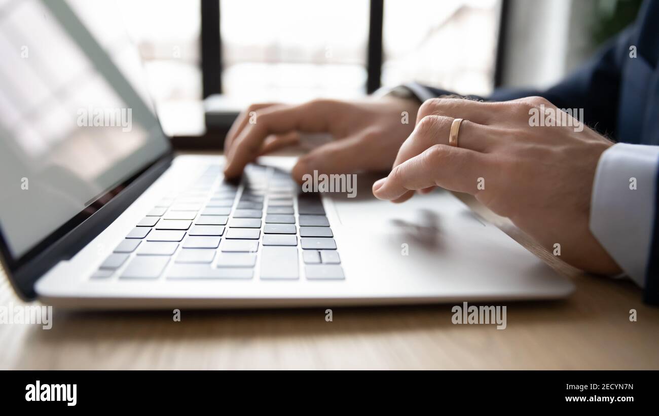 Gros plan sur le type de travail de PDG masculin sur ordinateur portable Banque D'Images