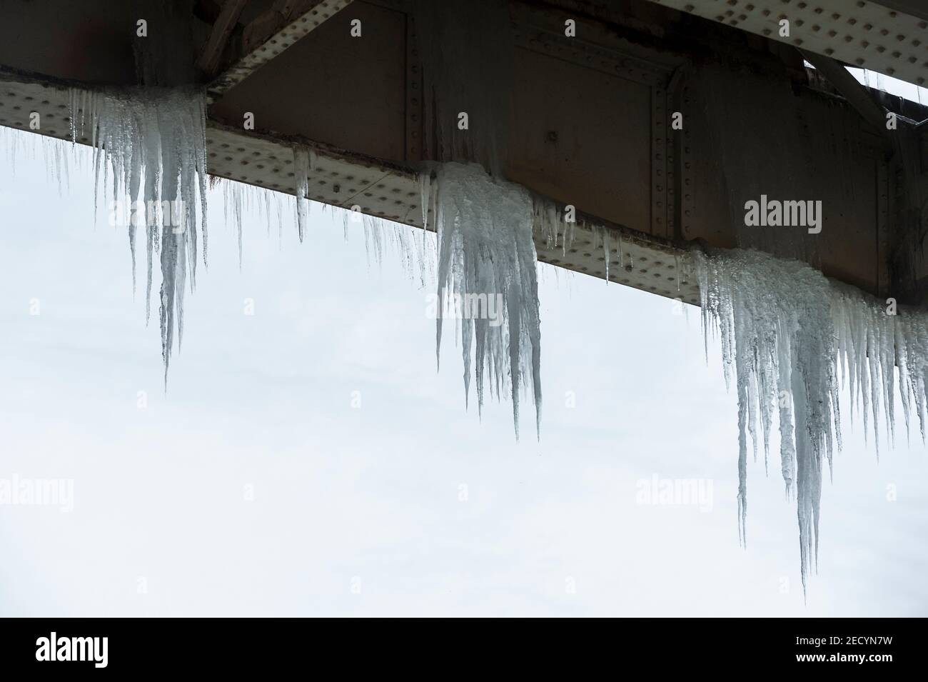 Londres, Royaume-Uni. 14 février 2021. Météo au Royaume-Uni : les glaçons pendent sous le pont de Blackfriars comme la prise froide commence à venir à une fin. La prévision pour la capitale est pour les températures plus chaudes la semaine prochaine. Credit: Stephen Chung / Alamy Live News Banque D'Images