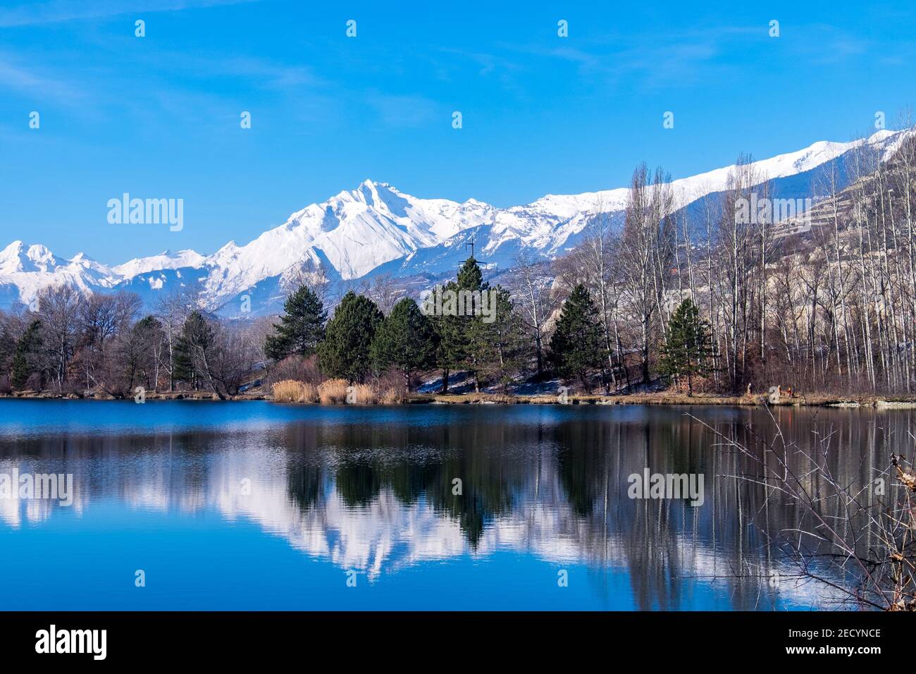 Un petit lac près du club de golf de Cran-Montana, avec les montagnes reflétées dans l'eau, Sierre, Suisse Banque D'Images