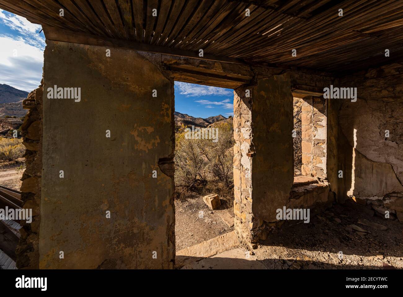 Construction abandonnée en pierre et en bois dans l'ancienne ville fantôme d'extraction de charbon de Sego, Utah, États-Unis Banque D'Images