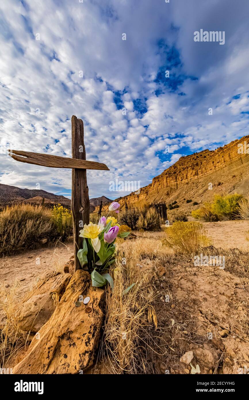 Tombe du désert avec des nuages spectaculaires au-dessus du cimetière de la ville minière de Sego, Utah, États-Unis Banque D'Images