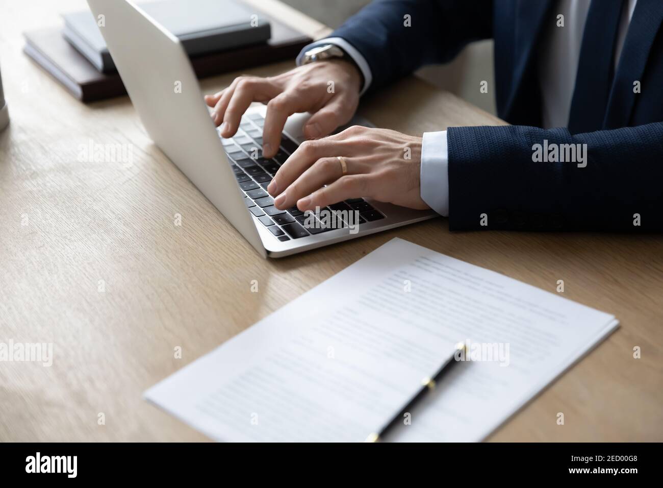 Gros plan d'une femme d'affaires sur un ordinateur portable au bureau Banque D'Images