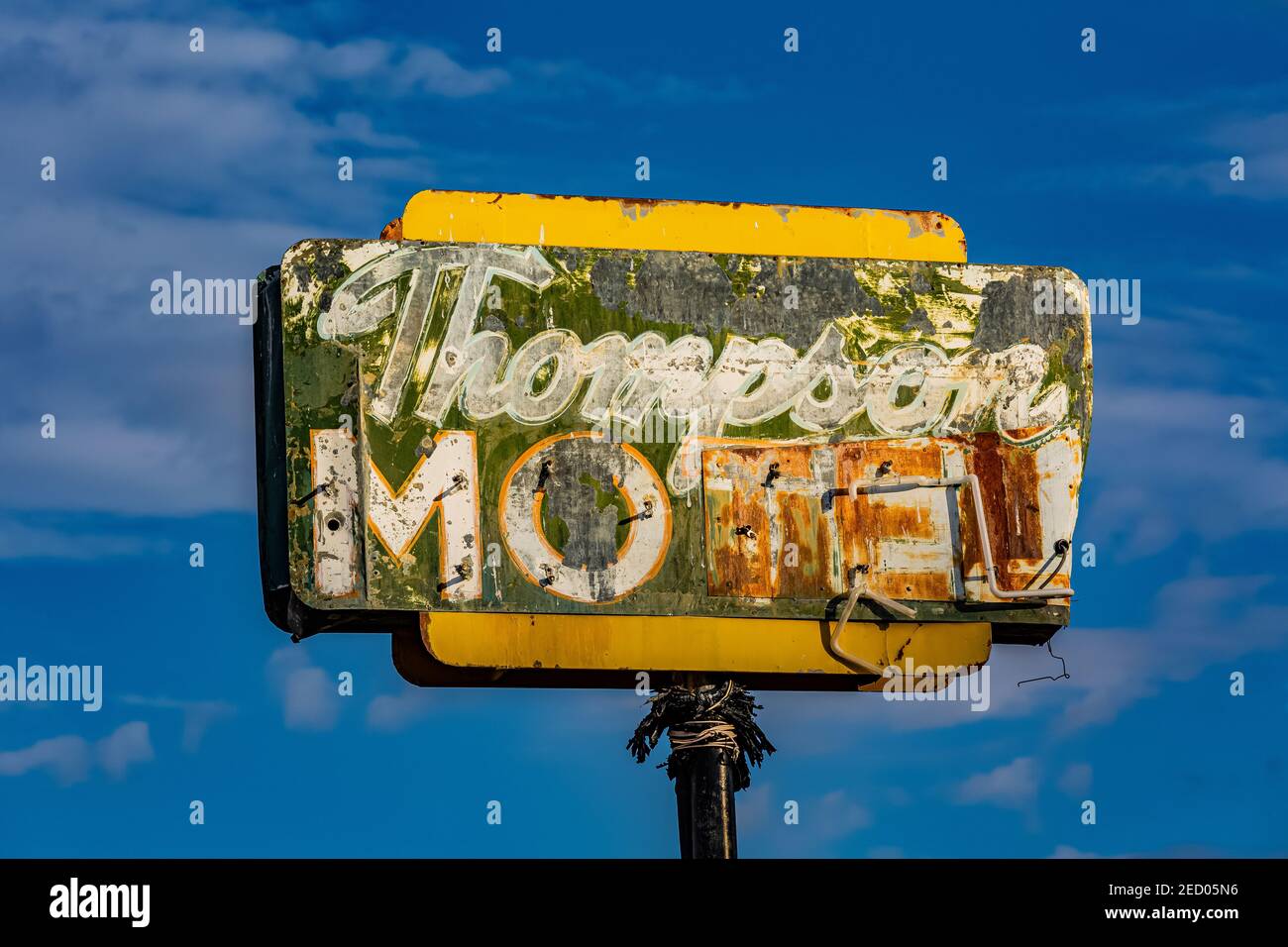 Panneau pour le Thompson Motel abandonné à Thompson Springs, une ville à proximité de l'Interstate 70, Utah, États-Unis [aucune autorisation de l'hôtel ; disponible pour l'édition li Banque D'Images