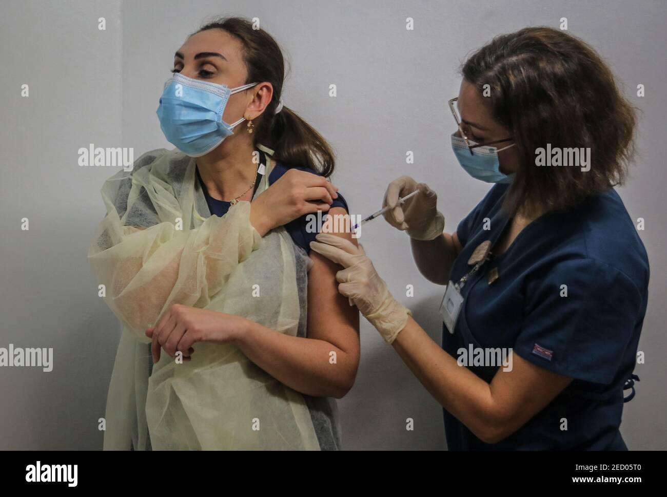 Beyrouth, Liban. 14 février 2021. Une infirmière reçoit une dose du vaccin coronavirus Pfizer/BioNTech (COVID-19) au centre médical de l'Université américaine après que le Liban ait reçu hier, samedi, le premier lot de vaccins. Credit: Marwan Naamani/dpa/Alamy Live News Banque D'Images
