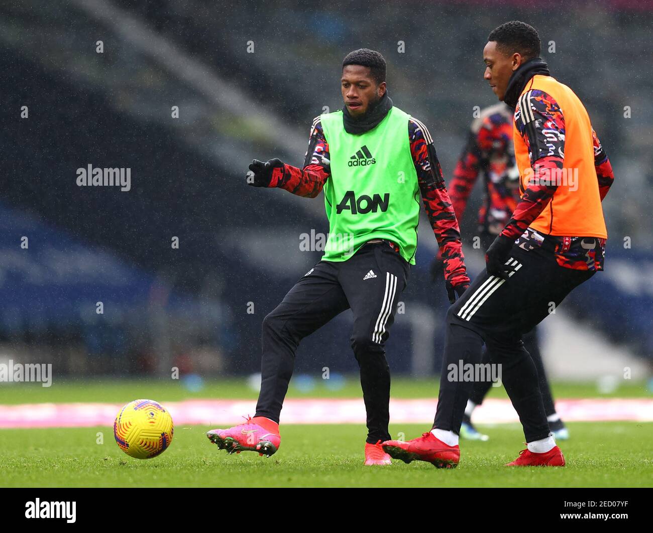Fred et Anthony Martial de Manchester United se réchauffent avant le match de la Premier League aux Hawthorns, West Bromwich. Date de la photo: Dimanche 14 février 2021. Banque D'Images Fred et Anthony Martial de Manchester United se réchauffent avant le match de la Premier League aux Hawthorns, West Bromwich. Date de la photo: Dimanche 14 février 2021. Banque D'Images