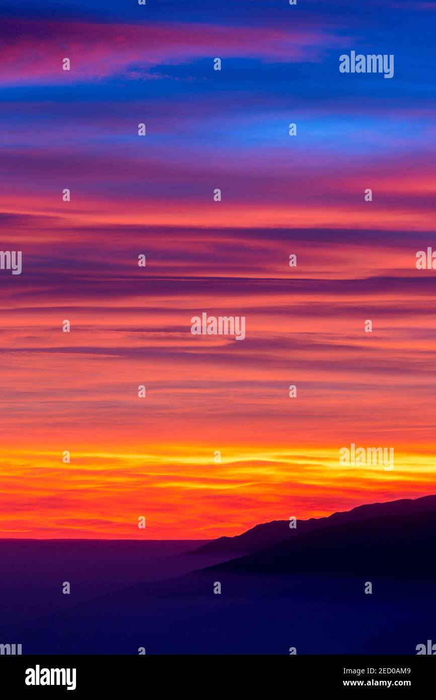 Couleurs Soleil incroyable au coucher du soleil. Les nuages colorés. Ciel en feu. Coucher de soleil couleur paysage. Veneto. L'Italie. Banque D'Images