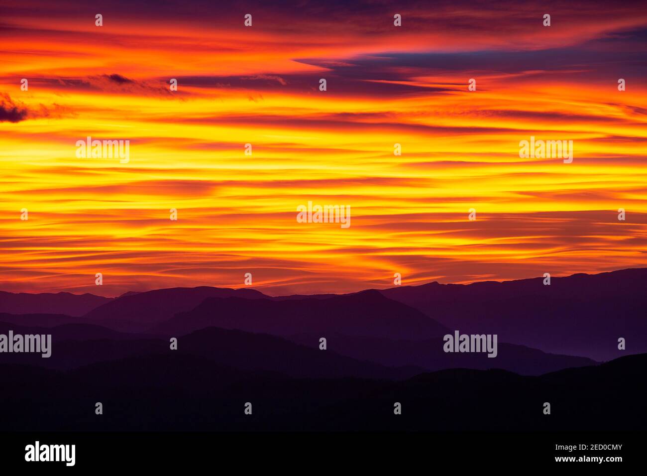 Couleurs Soleil incroyable au coucher du soleil. Les nuages colorés. Ciel en feu. Coucher de soleil couleur paysage. Veneto. L'Italie. Banque D'Images