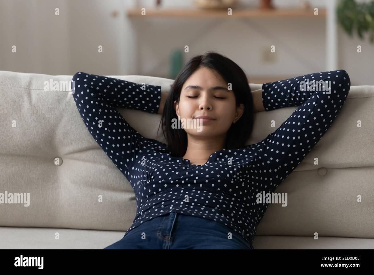 Jeune femme asiatique se reposer sur un canapé à l'heure du jour Banque D'Images