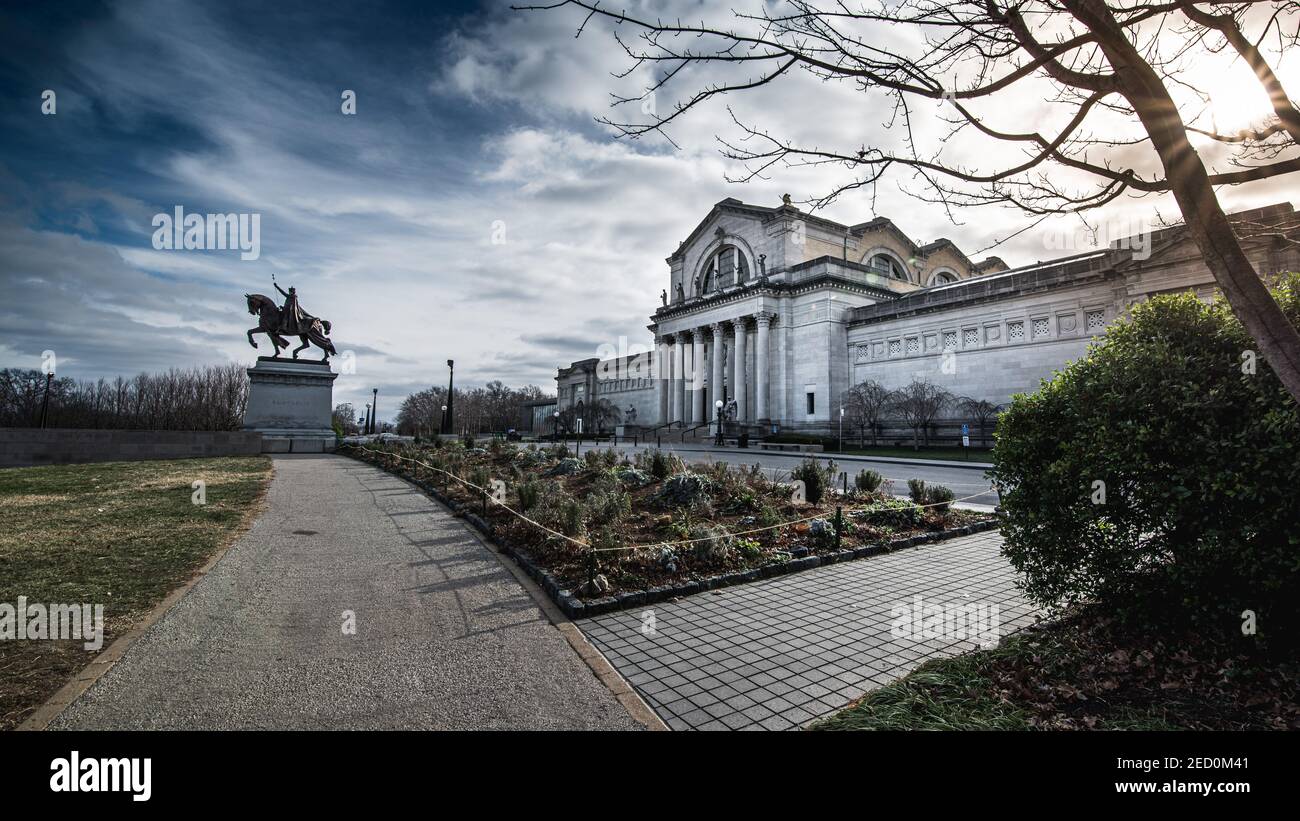 Saint Louis, Mo—le 7 février 2021; lumière du soleil derrière le musée d'art historique de St Louis sur la colline d'art dans le parc forestier avec statue du roi Louis sur un cheval en fron Banque D'Images