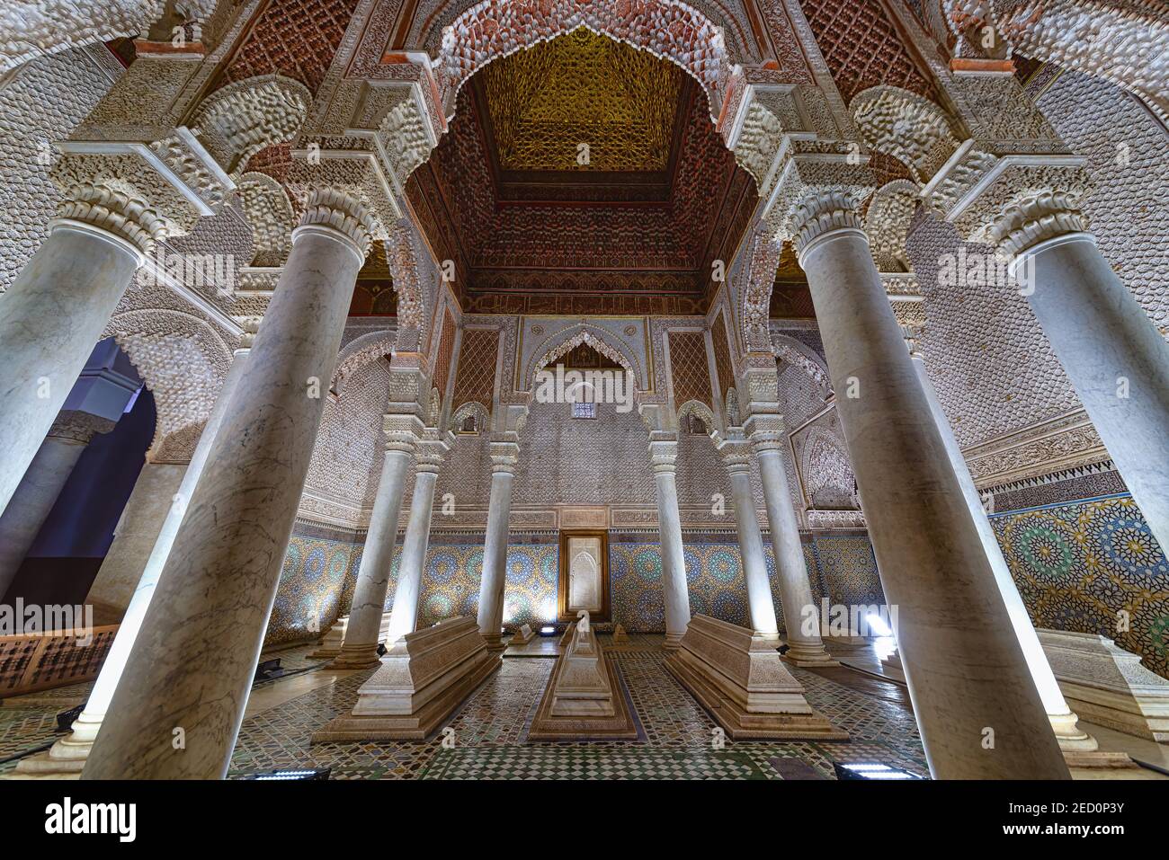 Marrakech, Maroc - 30 décembre 2017 : Le prix avec les douze colonnes de Tombes Saadiennes. Ces tombes sont des sépulcres de Saadi Dynasty membres Banque D'Images