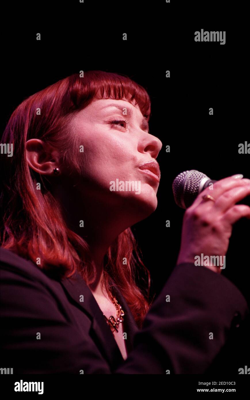 Suzanne Vega en concert au Cambridge Corn Exchange, Cambridge, Royaume-Uni. 9 février 1997 Banque D'Images