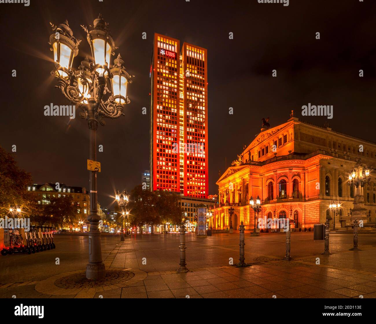 L'ancien Opéra et la Tour de l'Opéra, jour de l'Orange, Journée internationale pour l'élimination de la violence contre les femmes et les filles, Opernplatz, Francfort Banque D'Images