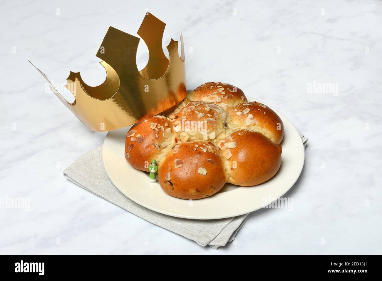 Gâteau Epiphanie, couronne en papier doré et petite figurine, Suisse Banque D'Images