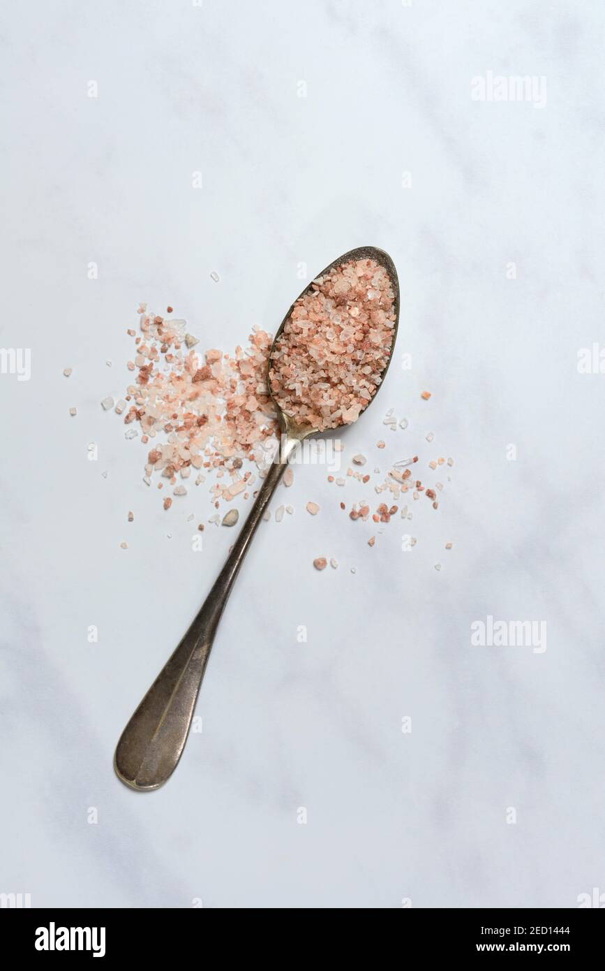 Sel naturel sur une cuillère, fond blanc, Autriche Banque D'Images