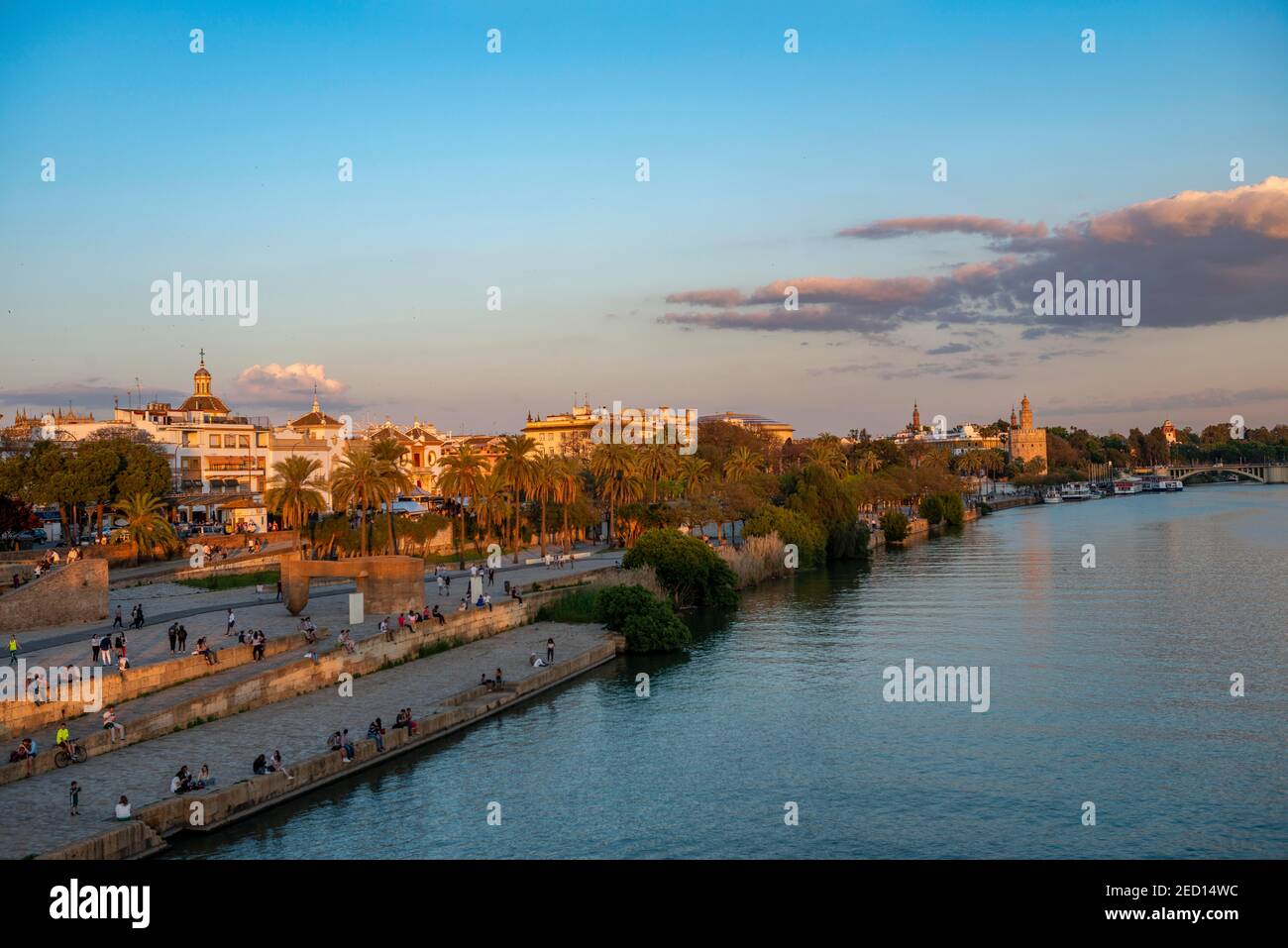 Front de mer Muelle de la sal à la rivière Rio Guadalquivir avec Monumento a la Tolerancia, à l'arrière Torre del Oro, coucher de soleil, Séville, Andalousie, Espagne Banque D'Images