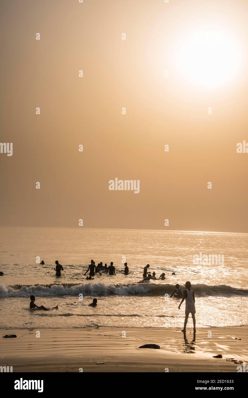 Plage de Lumley au coucher du soleil, Freetown, Sierra Leone Banque D'Images