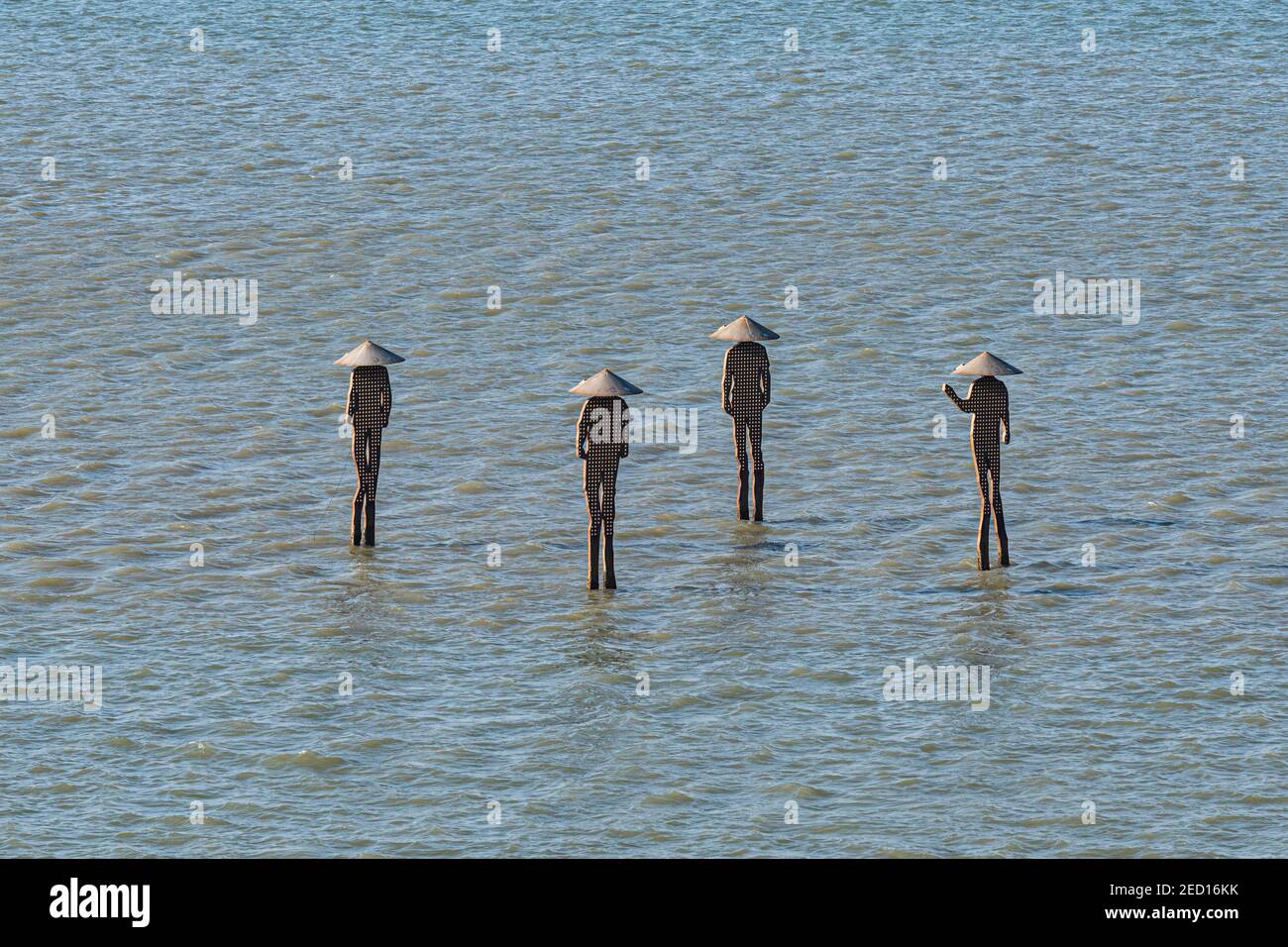 Personnes statues debout dans l'océan, île de Kinmen, Taïwan Banque D'Images